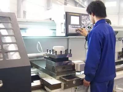 一個(gè)普通數(shù)控操作工的一天，說(shuō)出來(lái)都是淚啊